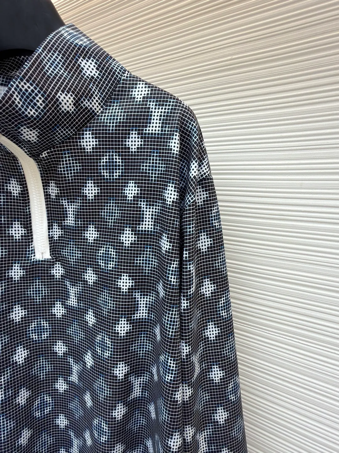LOUIS VUITTON SKI ski series long-sleeved zipper closure design T-shirt ●Original version: Purchased and developed by 10239 ●Item number: 1681632-A55 ●Fabric: cotton fabric ●Technology: printing production ●Version: fitted version ●Weight: about 300 grams ●Size: S-M-L-XL ●Description: Stand-up collar design with half-zip closure, neat and stylish to wear. The body of the garment adopts digital printing technology, with clear and three-dimensional patterns and exquisite details. The splicing between the front and back pieces adopts flat-turn open-stitching technology, the stitching is even and neat, and the lines are clear and smooth. The ribbed design on the hem and cuffs is both windproof and warm and can modify your figure. The entire top embodies Louis Vuitton's ultimate pursuit of quality and craftsmanship from fabric selection, tailoring to detail processing. It not only retains the elegant style of classic items, but also incorporates modern design language, making it suitable for various occasions and showing a low-key and luxurious fashion attitude. The overall wiring is straight and delicate, the fabric is comfortable and soft, and the color is consistent without color difference. It can be matched with the same style to create a fashionable look and control various occasions. Customized accessories, complete with three standards, same style for men and women!